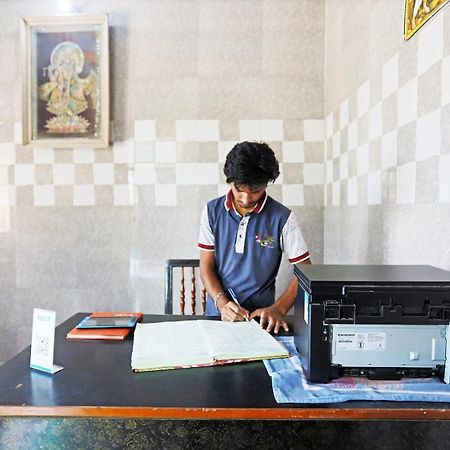 Отель Oyo 44361 Shri Lajjaram Ashram Вриндавана Экстерьер фото