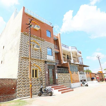 Отель Oyo 44361 Shri Lajjaram Ashram Вриндавана Экстерьер фото